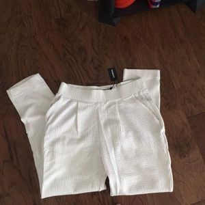 White mid rise pull on ankle pant